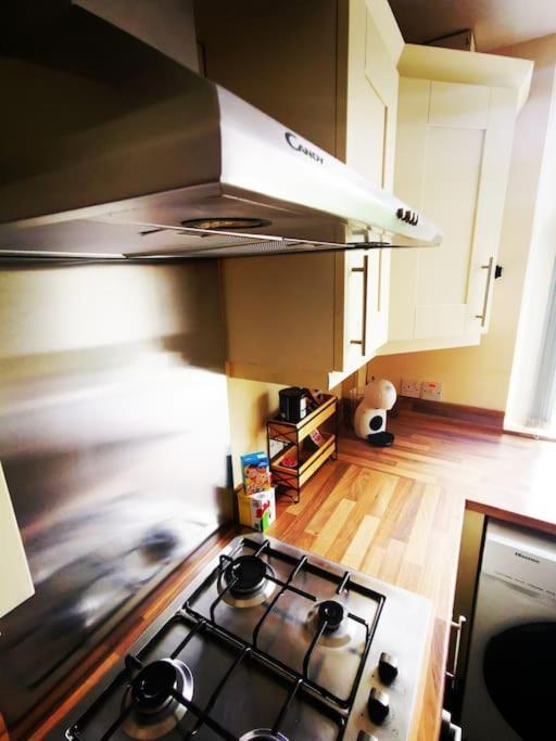 Entire 1 Bed Spacious Apartment, Private Balcony & Study Room Near City Whitehouse  Exterior foto