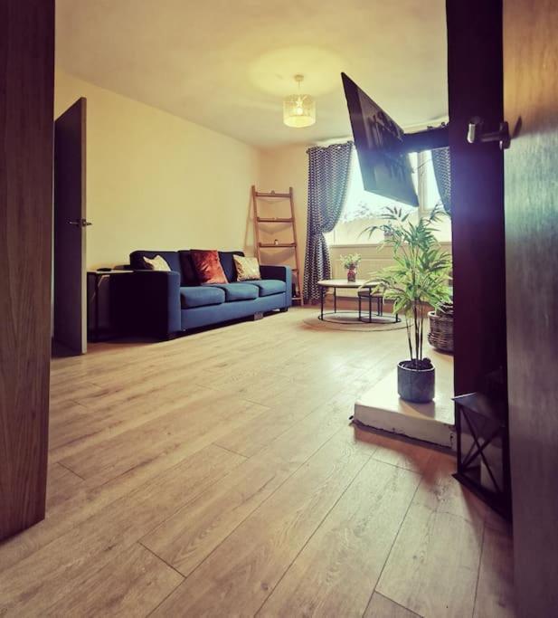 Entire 1 Bed Spacious Apartment, Private Balcony & Study Room Near City Whitehouse  Exterior foto